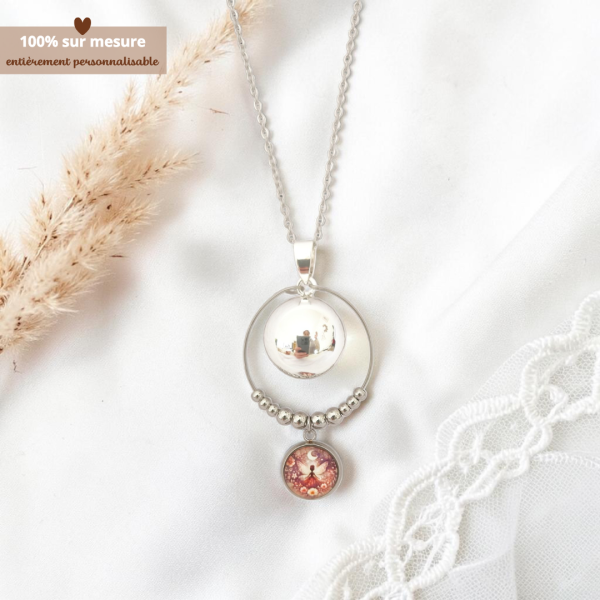 Bola de grossesse argenté avec illustration fée, bijou maternité poétique pour future maman