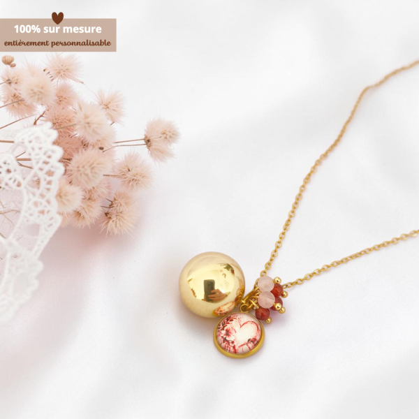 Bola de grossesse doré illustration cœur avec perles cornaline et quartz rose lithothérapie