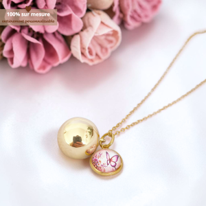 Bola de grossesse doré avec illustration papillon, bijou maternité symbolique pour future maman