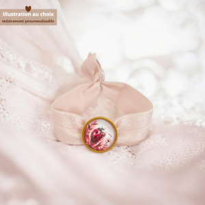 Bracelet cabochon illustré coccinelle sur ruban rose nacré, bijou symbolique chance et douceur
