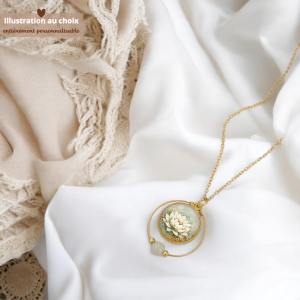 Collier cabochon illustré lotus avec pierre de lune, bijou symbolique de renaissance