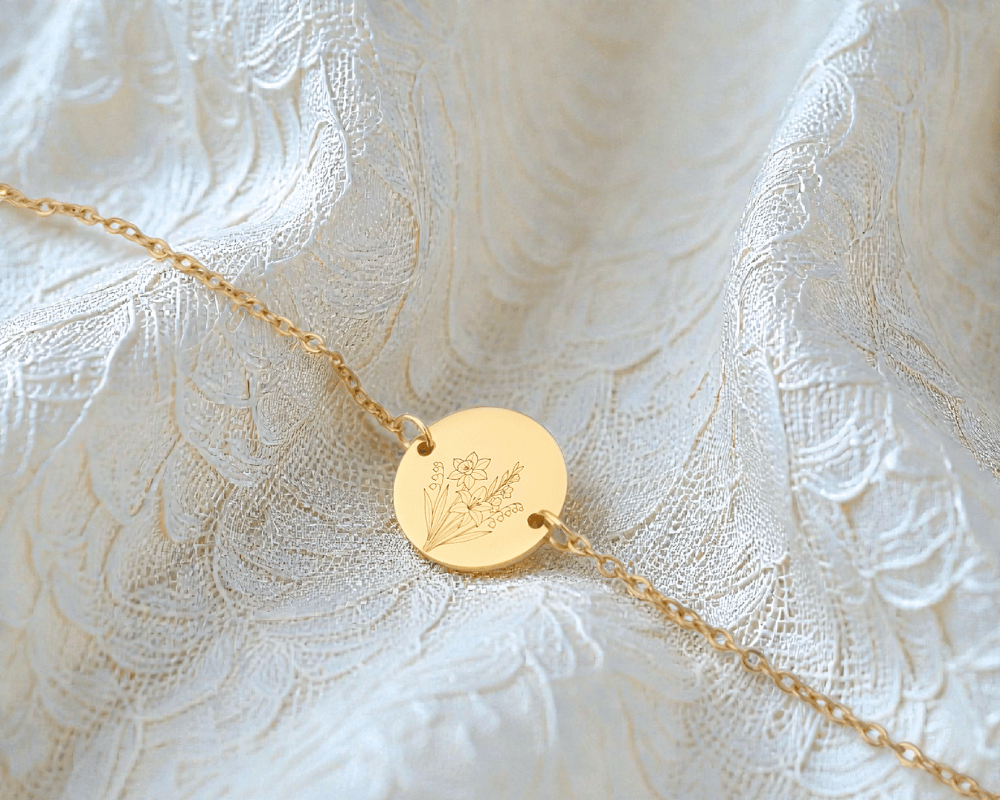 Collier médaillon gravé personnalisé pour femme, bijou souvenir délicat à offrir ou à garder.