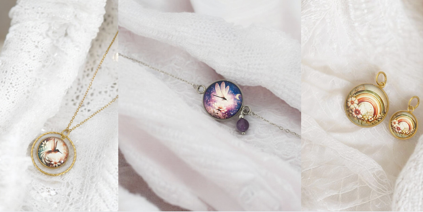Bijoux illustrés personnalisés avec symboles (papillon, lune, fleurs) en cabochon, créations artisanales pour femmes et futures mamans